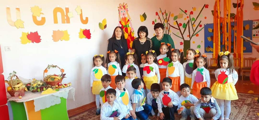 Школярі з учителями у Вірменії
