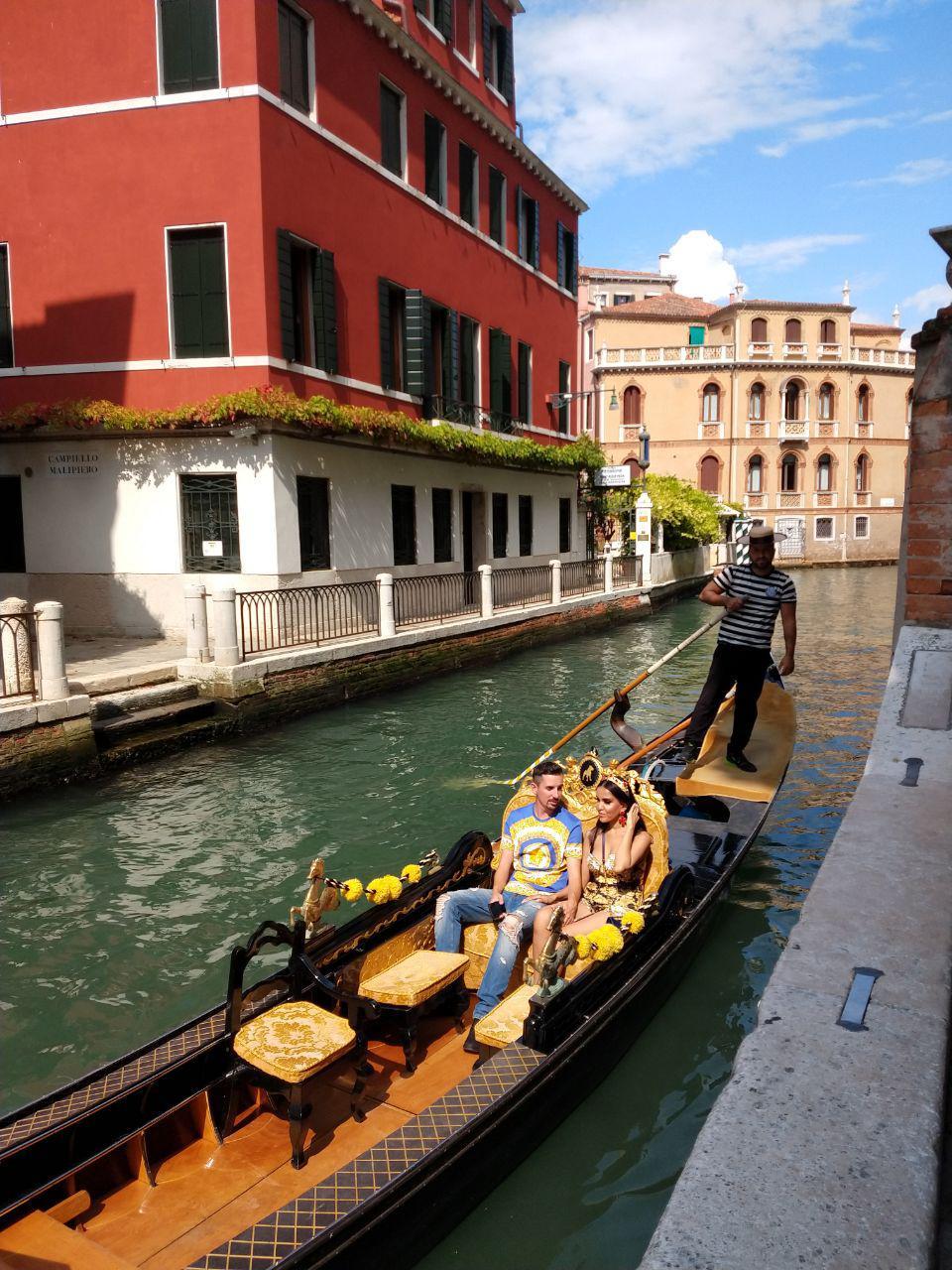 Люди в гондолі