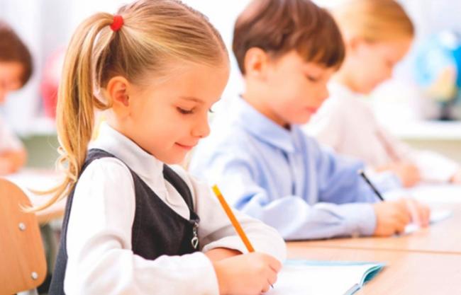 діти за партами