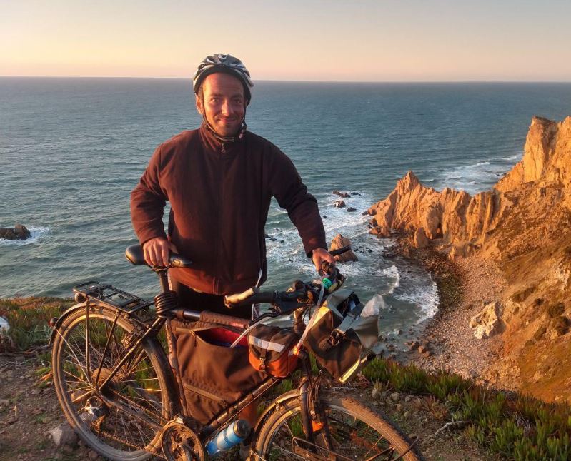 Чоловік з велосипедом