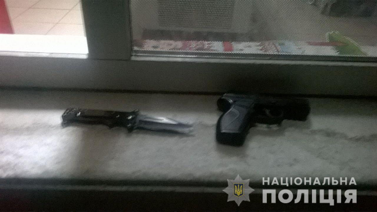 В Умані хлопець із пістолетом намагався пограбувати магазин