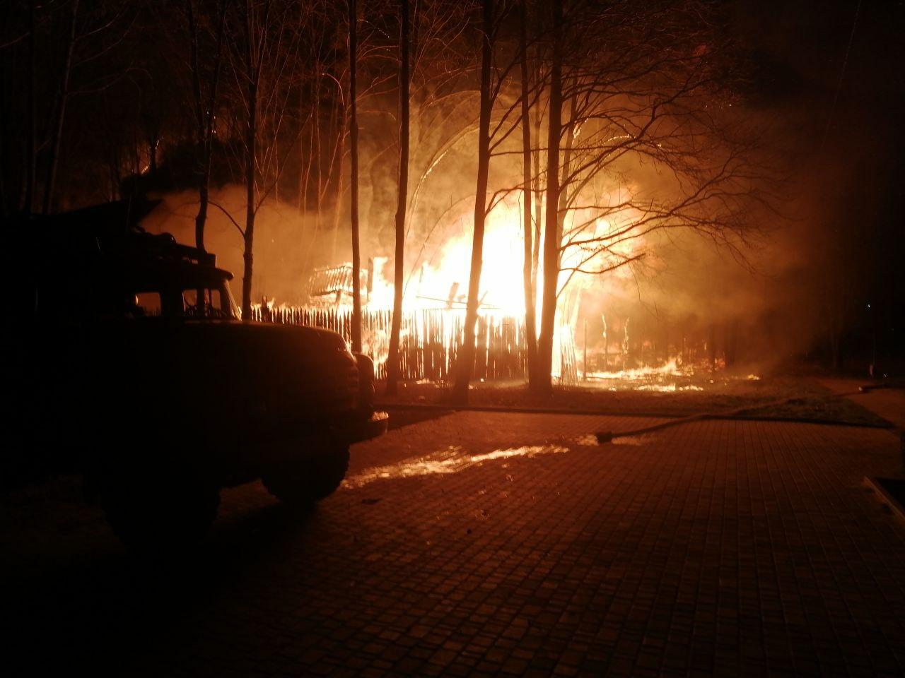 В Умані вночі згорів готель-ресторан (ФОТО, ВІДЕО)