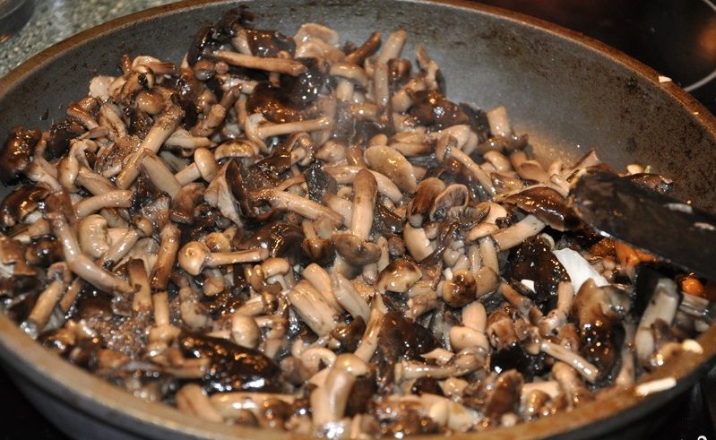 В Умані неповнолітній отруївся грибами, придбаними на ринку