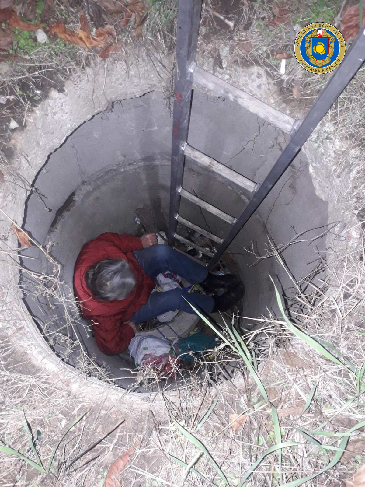 На Черкащині жінка впала до триметрової каналізаційної ями
