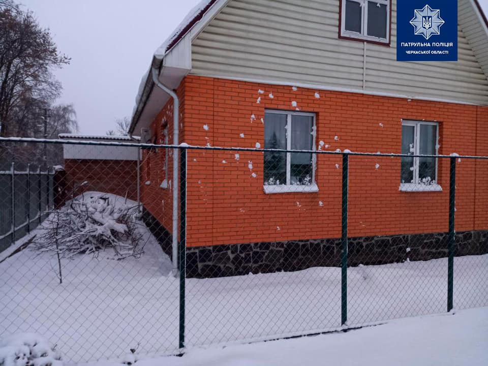 Дрібне хуліганство: у Черкасах підлітки закидали будинок жінки сніжками