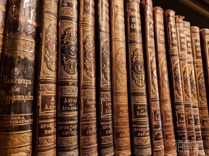 книги на стелажах