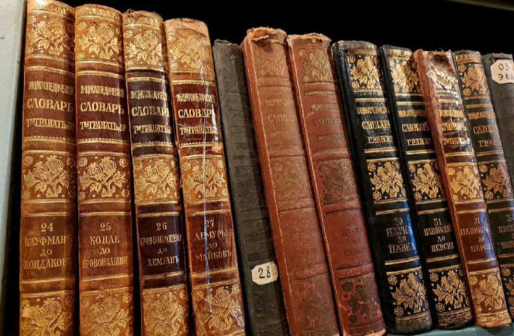 книги у бібліотеці