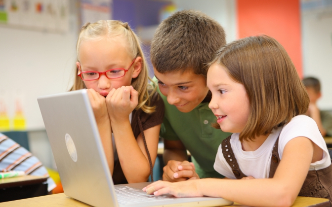 діти за комп'ютером