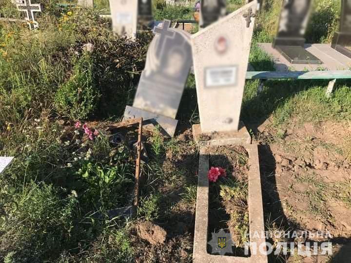 Житель Ватутіного викрадав надгробні конструкції й віддавав їх на металобрухт