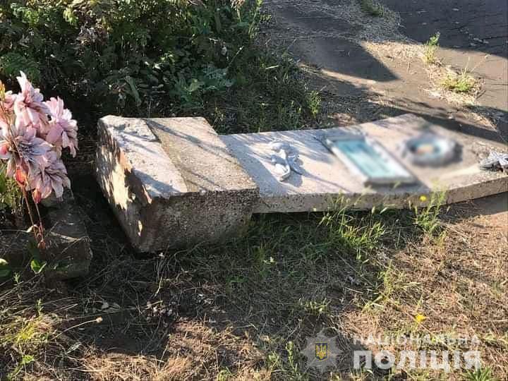 Житель Ватутіного викрадав надгробні конструкції й віддавав їх на металобрухт