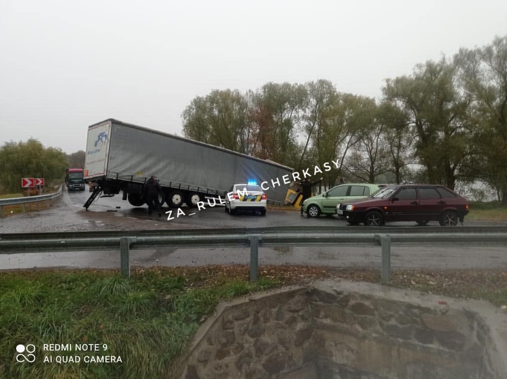 На Уманщині вантажівка з’їхала в кювет: був заблокований рух (ФОТО)