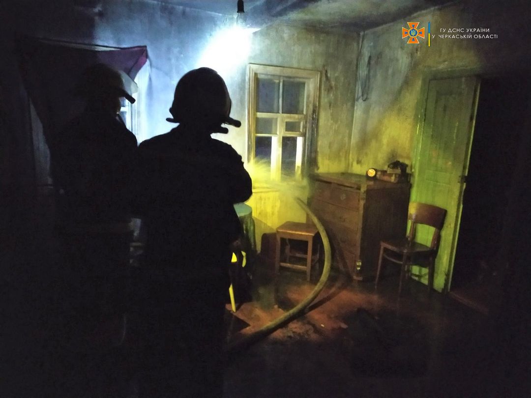 Пожежа через необережне куріння: на Черкащині врятували чоловіка