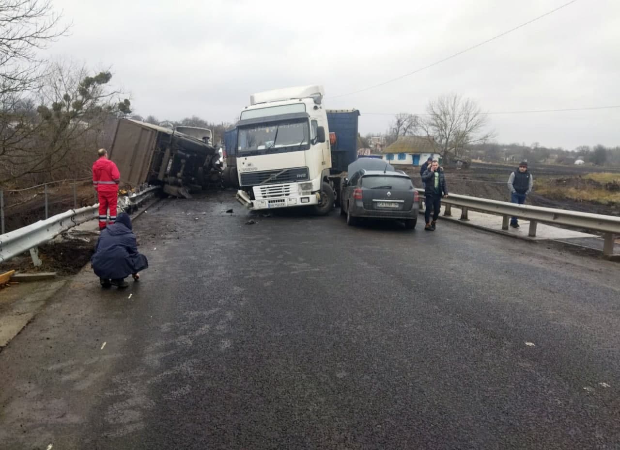На Черкащині через ДТП заблоковано автодорогу