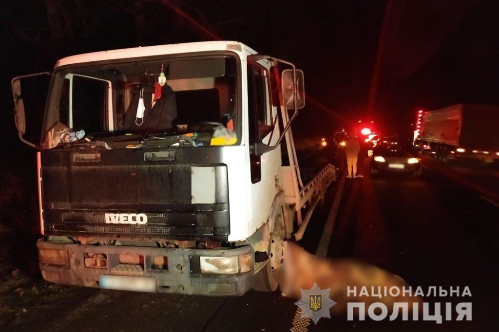 На Уманщині чоловік вантажив автівку на евакуатор, коли його збила вантажівка