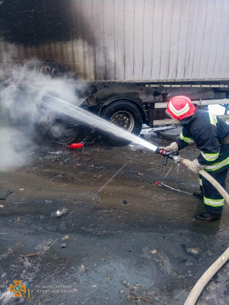 На Черкащині під час руху загорілась вантажівка