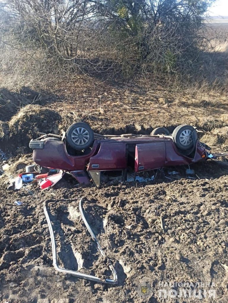 На Черкащині автомобіль з’їхав у кювет і перекинувся (ФОТО)