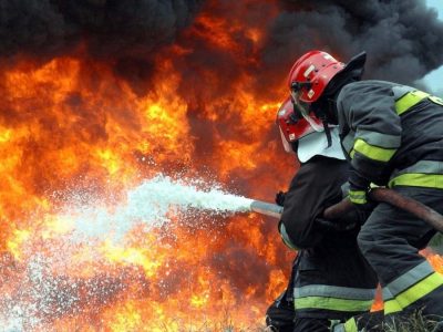 Рятувальники гасять пожежу