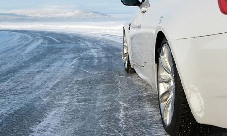 Авто на дорозі під час ожеледиці