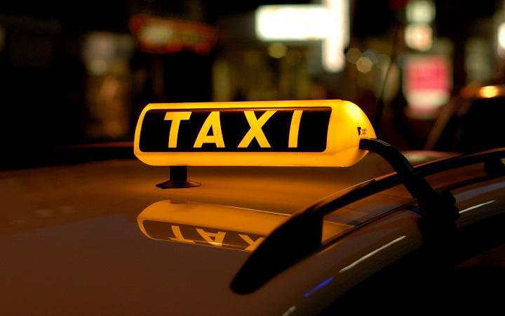 таксі із жовтим освітленням