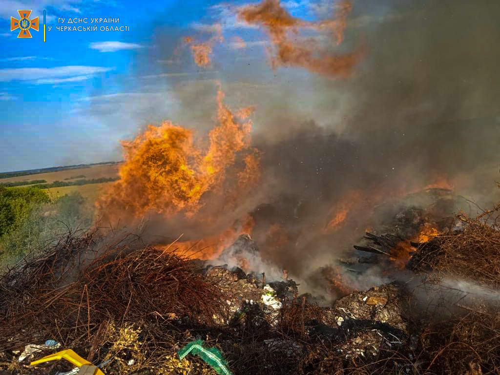 На Уманщині горить сміттєзвалище