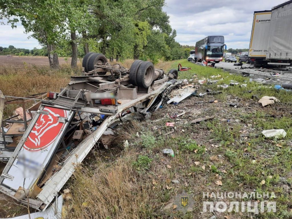 Аварія з двома вантажівками