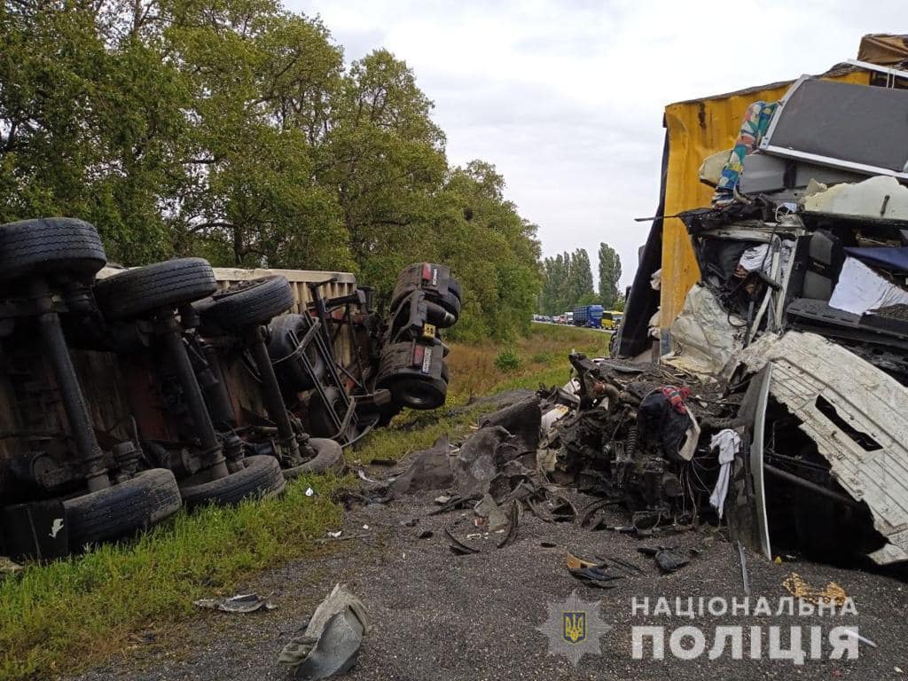 Вантажівка в кюветі