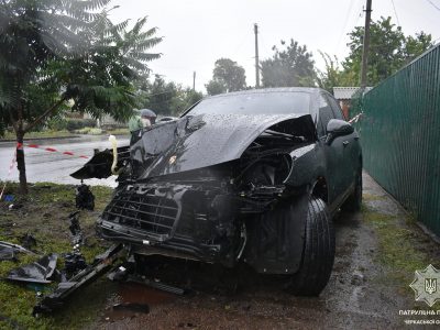 ДТП у Черкасах, автомобіль в'їхав в опору