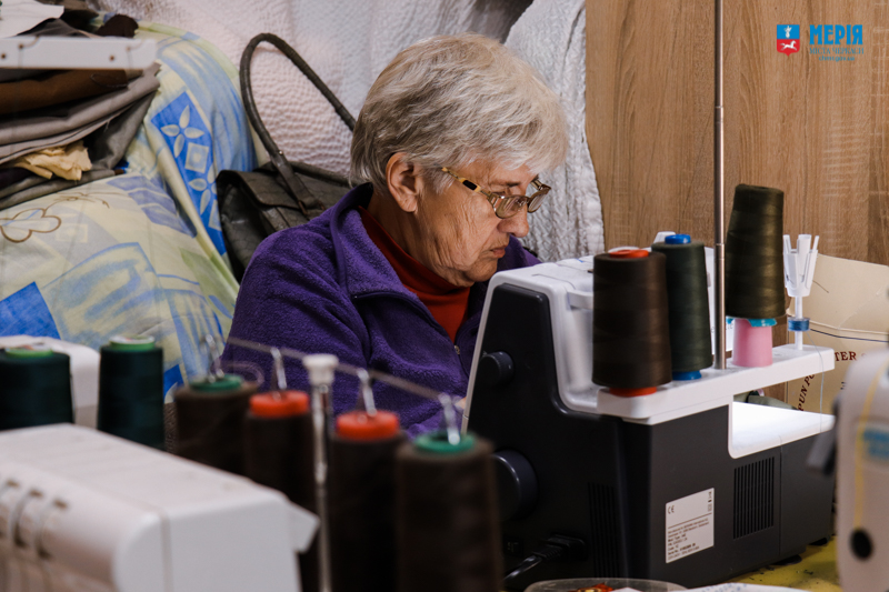 Черкаські волонтерки отримали швейні машинки