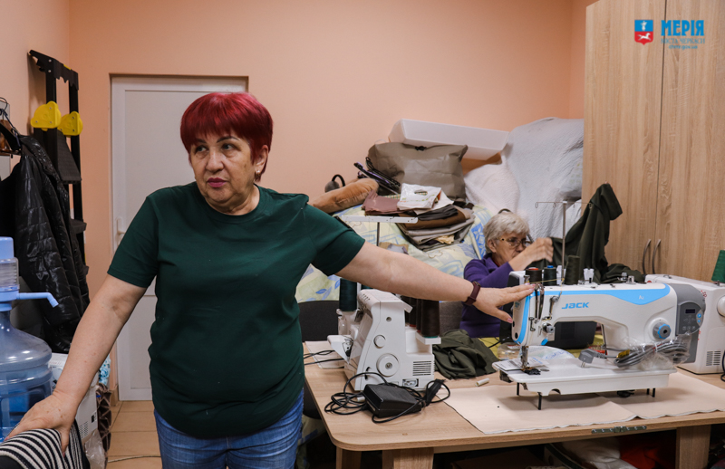 Черкаські волонтерки отримали швейні машинки