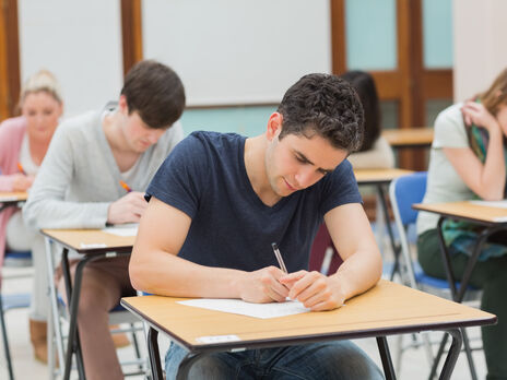 Чоловіки-студенти не можуть виїхати за кородон