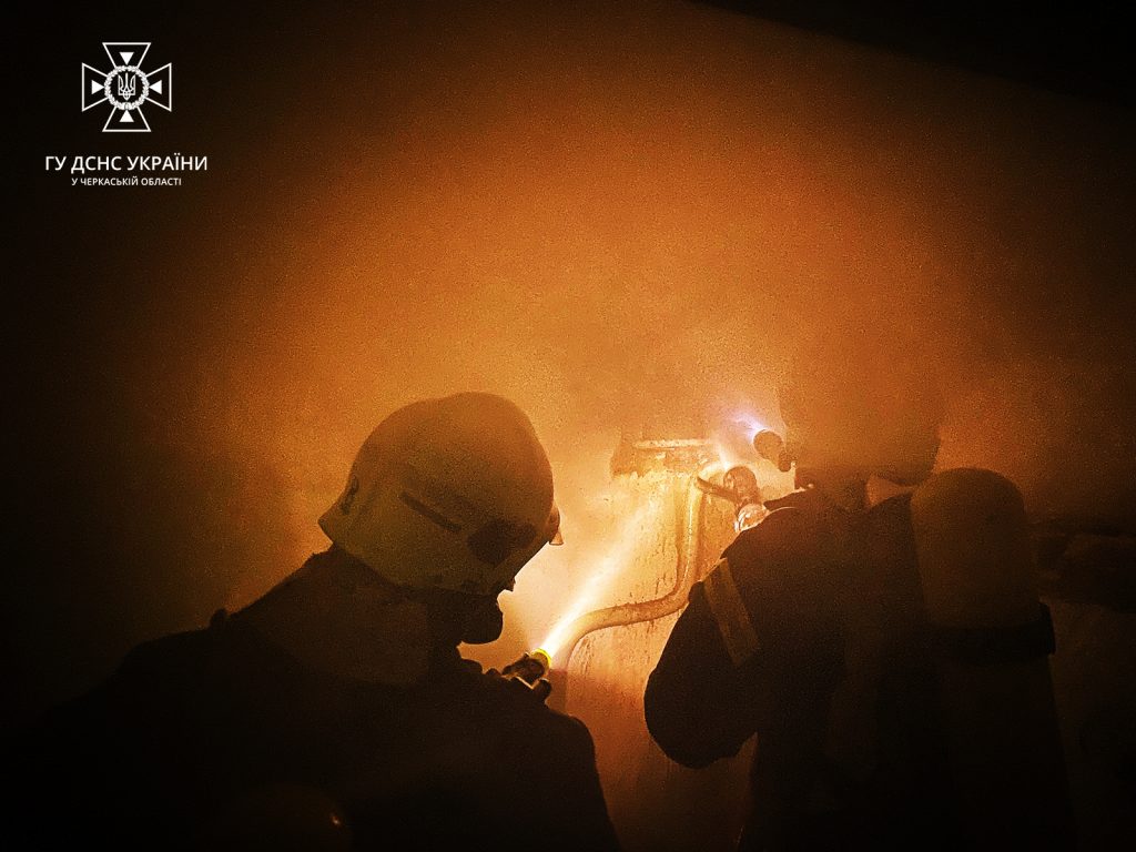 Рятувальники гасять пожежу на Золотоніщині