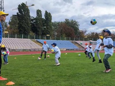 Діти в Черкасах на майстер-класі з футболу