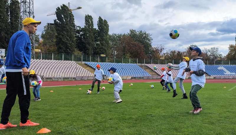 Діти в Черкасах на майстер-класі з футболу