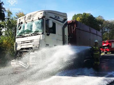 Аварія між двома вантажівками біля Легедзено