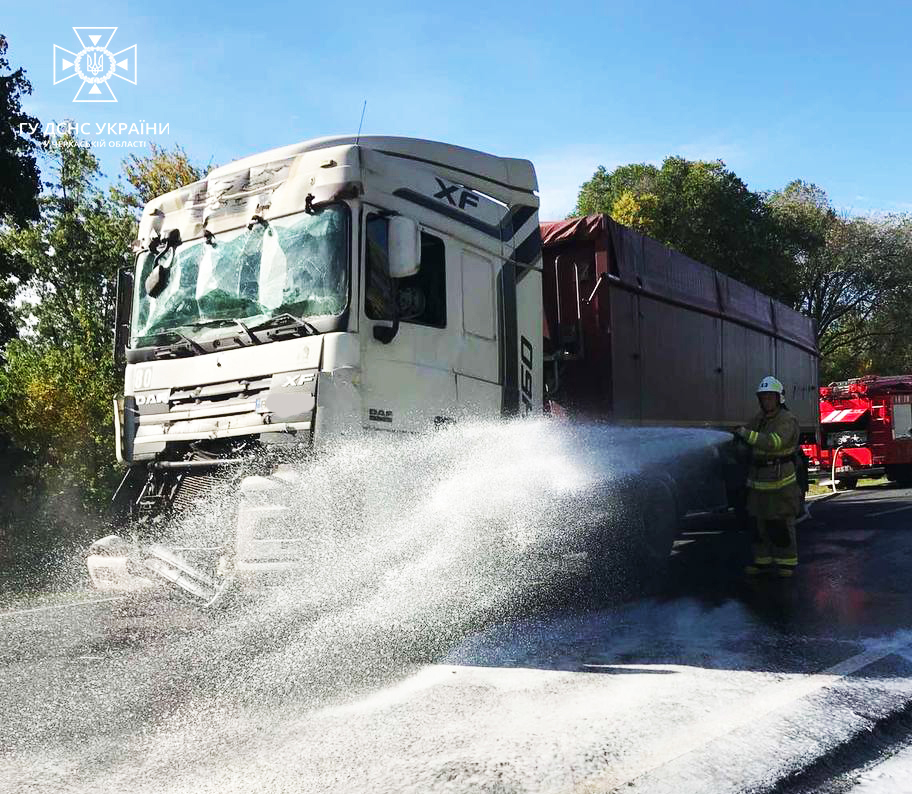 Аварія між двома вантажівками біля Легедзено