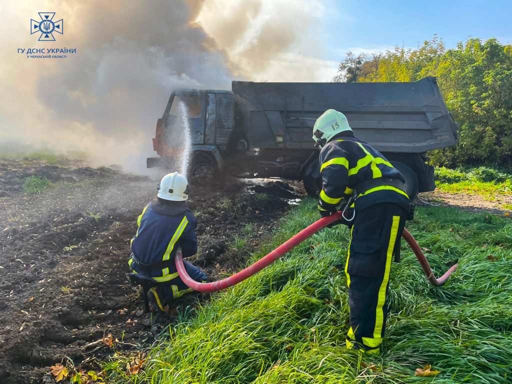 Рятувальник загасили вантажівку