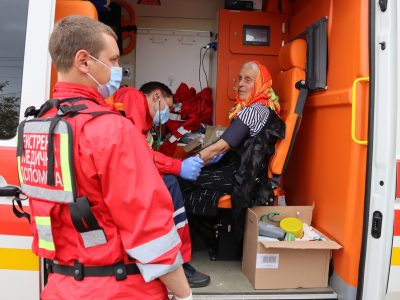 Медики допомагають людям старшого віку