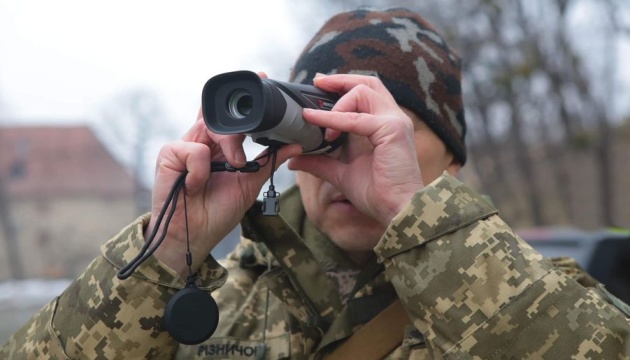 Військовий із тепловізором