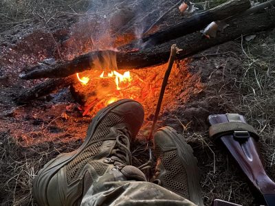 Артем Чех біля вогнища