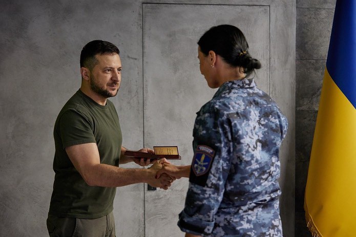 Президент вручає нагороду Вікторії Ткач