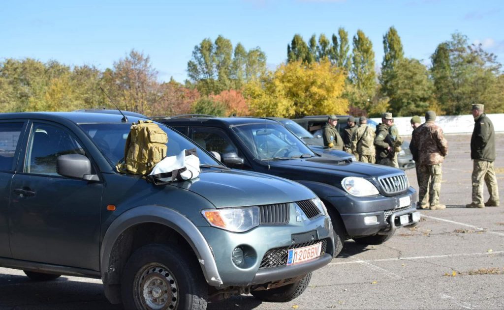 В авто військовим поклали взуття, теплі речіі