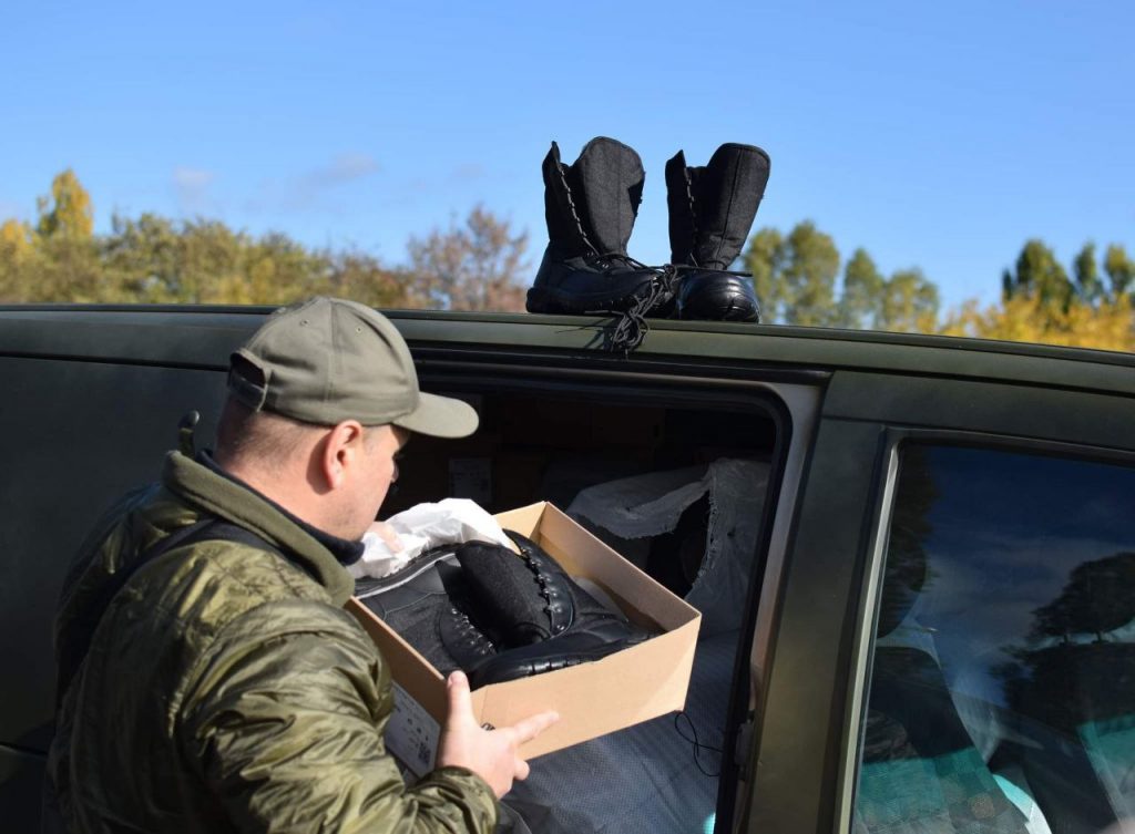 Речі пакують в автомобілі для військових