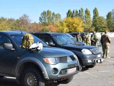 В авто військовим поклали взуття, теплі речіі