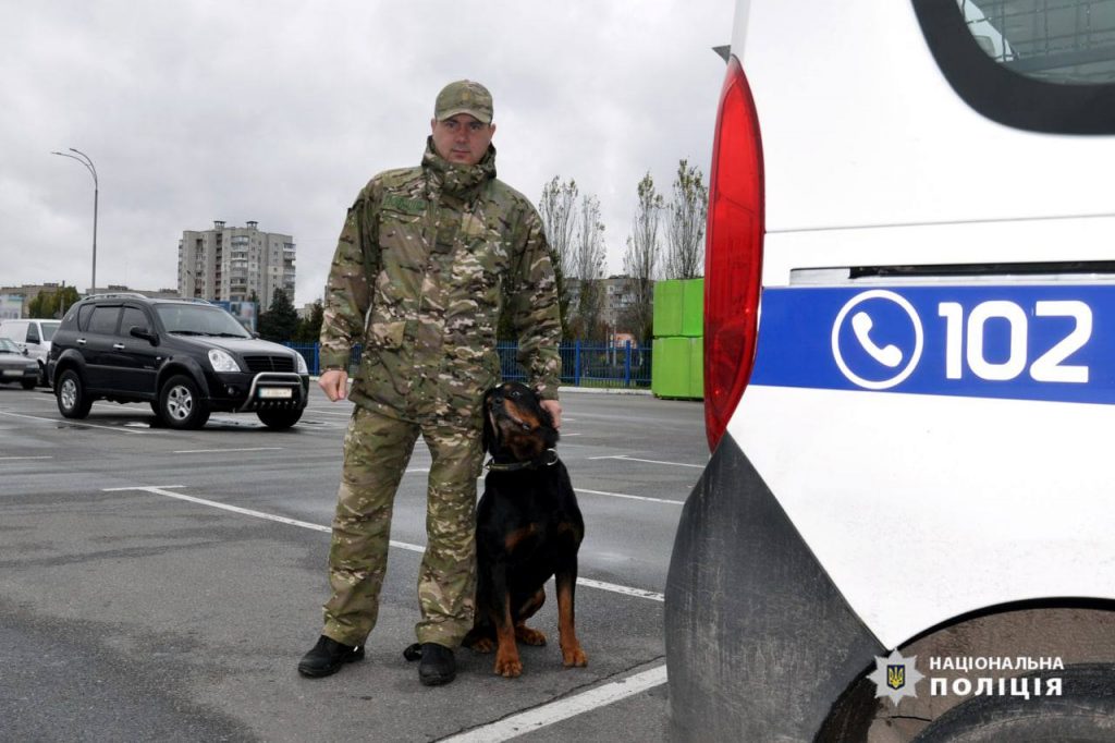 Поліцейський зі своїм чотириламим напарником