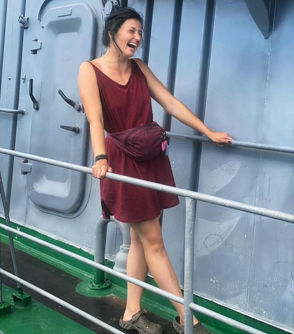 Дівчина в сукні на човні