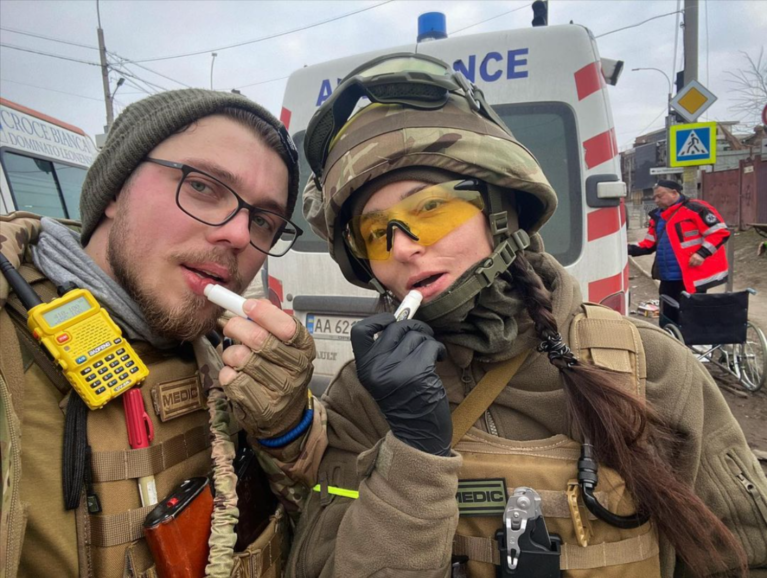 Військові з гігієнічною помадою