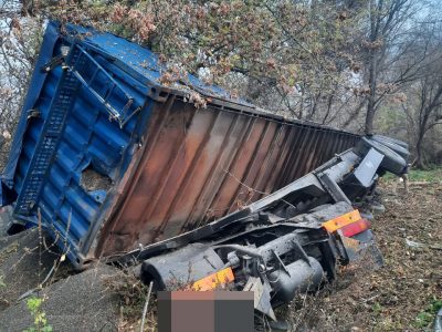 Вантажівка злетіла в кювет