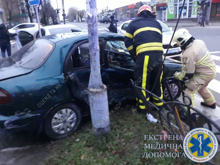 Рятувальники дістають постраждалих у ДТП