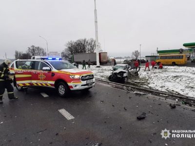 Пошкоджений автомобіль після аварії