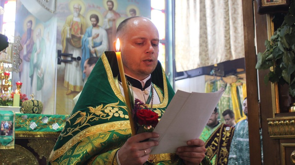 Священник Андрій Шпунт під час богослужіння